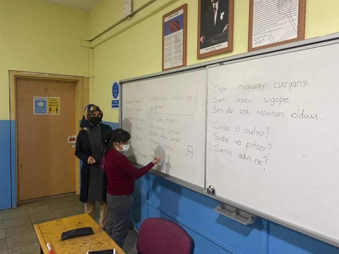 10 Öğrenci Çerkezce Dilini Seçti