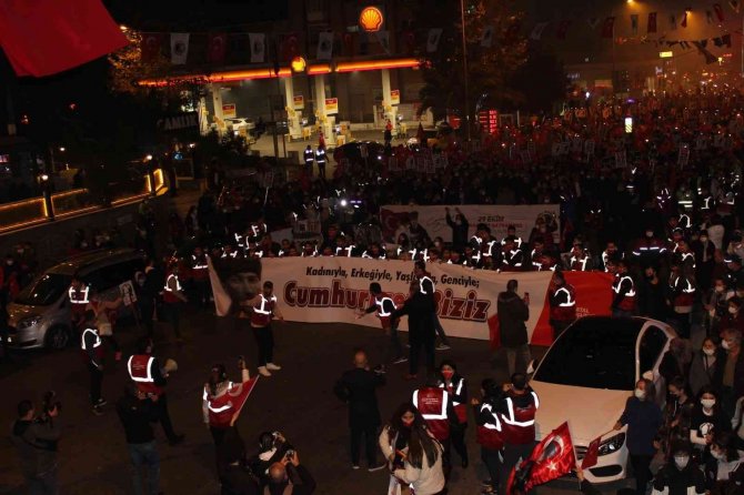 Kartal’da Fener Alayında Buluşan Binler, Cumhuriyet Coşkusuna Ortak Oldu
