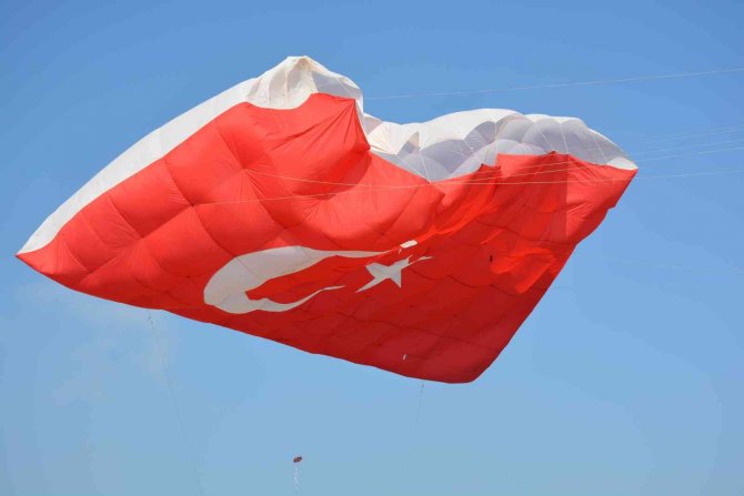 Göklerdeki Binlerce Türk Bayrağı Görenleri Şaşkına Çevirdi