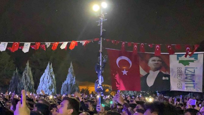 Konseri Rahat İzleyebilmek İçin Canlarını Hiçe Saydılar