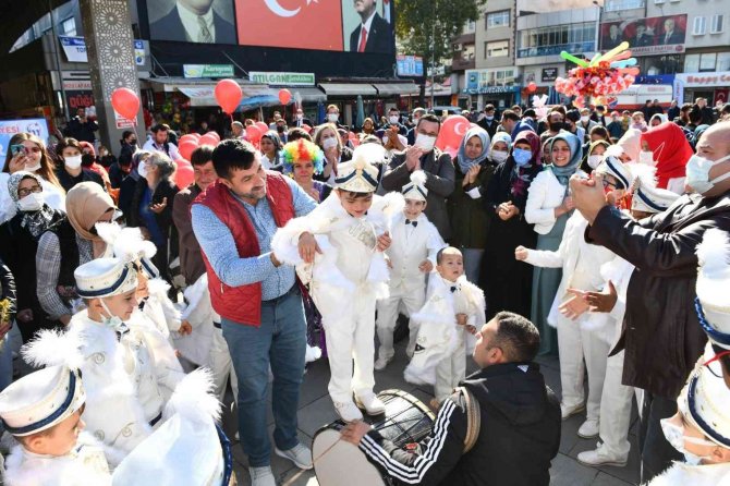Mustafakemalpaşa’da Çocuklar Çifte Bayram Yaşadı