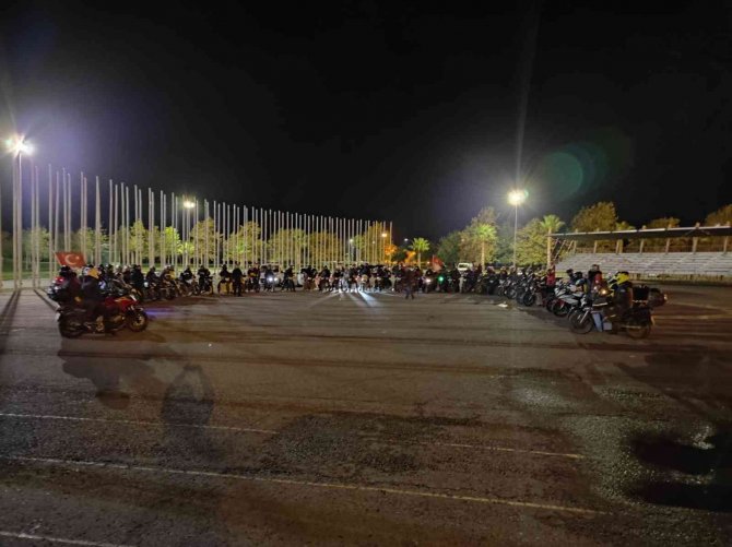 Motosikletli Kuryelerden Kortejli Kutlama