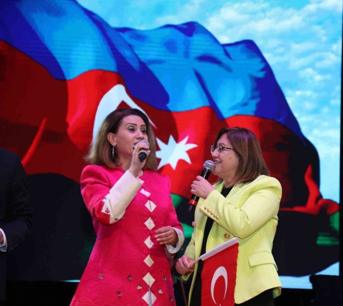 Ünlü Sanatçı Azerin Belediye Başkanı Şahin İle Düet Yaptı