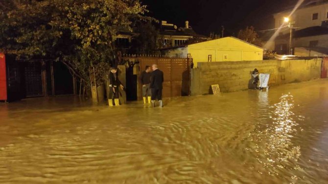 Tuşba Belediyesi’nden Su Taşkınlarına Anında Müdahale