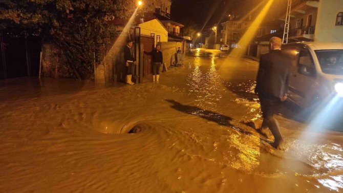 Tuşba Belediyesi’nden Su Taşkınlarına Anında Müdahale