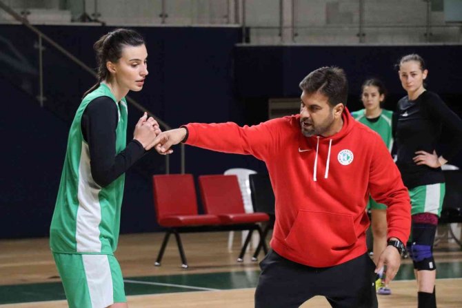 İ̇zmit’in Perileri Maça Hazırlanıyor