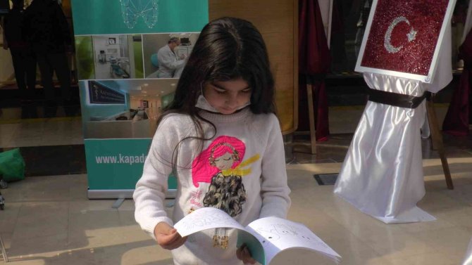 Diş Sağlığına Dikkat Çekmek İçin Çocuklara Boyama Kitabı Dağıtıldı