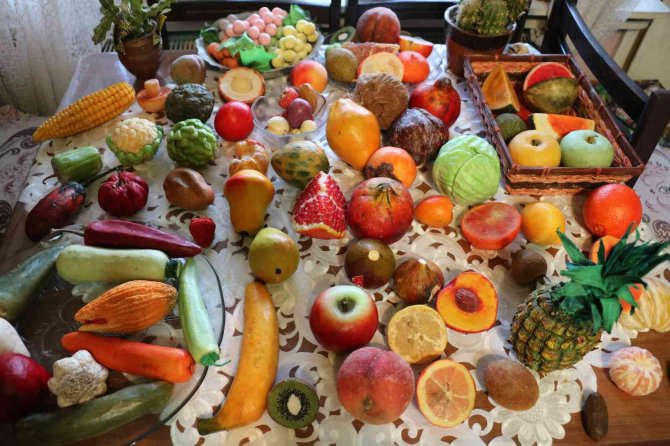 30 Yıllık Ressam Eserleriyle Odasını Sergi Salonuna Çevirdi