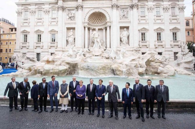 G20 Liderleri, Roma’daki Trevi Çeşmesi Önünde Aile Fotoğrafı Çektirdi