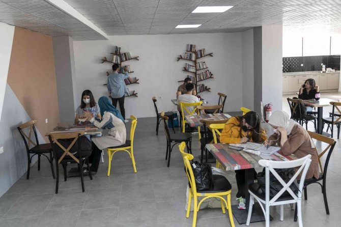 Mersin’de ’Çamaşır Kafe’ Üniversitelilerin Akınına Uğruyor