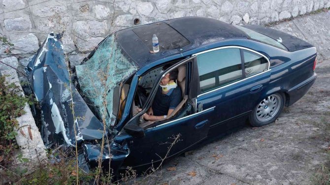 Su Kanalına Girerek Menfeze Çarpan Otomobilin Sürücüsü Araçta Sıkıştı