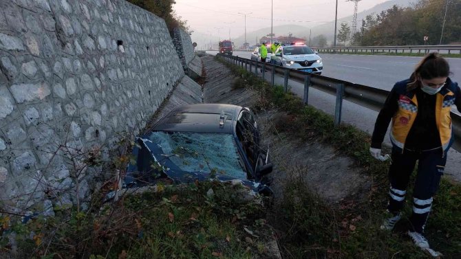 Su Kanalına Girerek Menfeze Çarpan Otomobilin Sürücüsü Araçta Sıkıştı