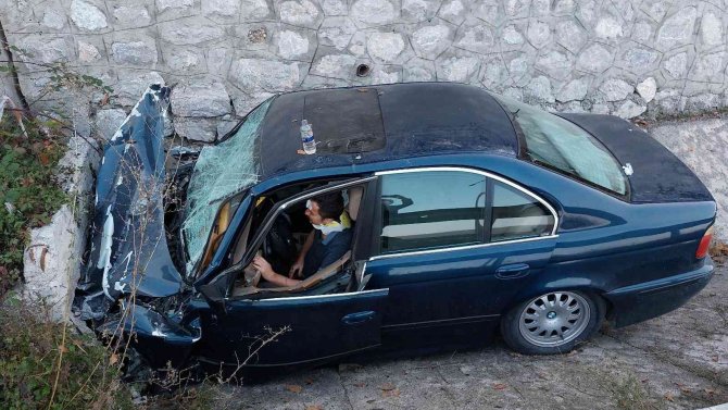 Su Kanalına Girerek Menfeze Çarpan Otomobilin Sürücüsü Araçta Sıkıştı
