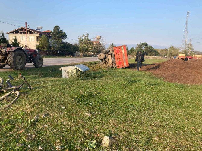 Traktörün Devrilen Römorku Çöp Konteynerlerine Çarptı: 1 Yaralı