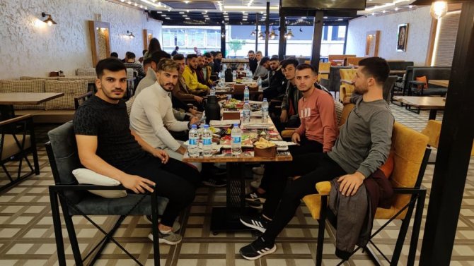 İ̇ş Adamından 1960 Silopi Spor Oyuncularına Moral Yemeği
