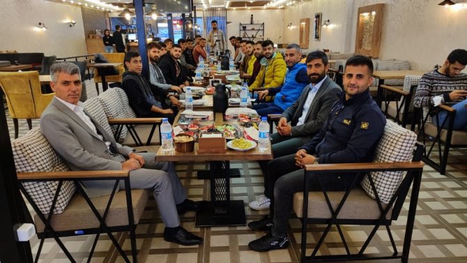 İ̇ş Adamından 1960 Silopi Spor Oyuncularına Moral Yemeği