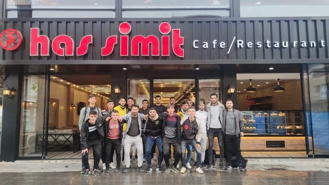 İ̇ş Adamından 1960 Silopi Spor Oyuncularına Moral Yemeği