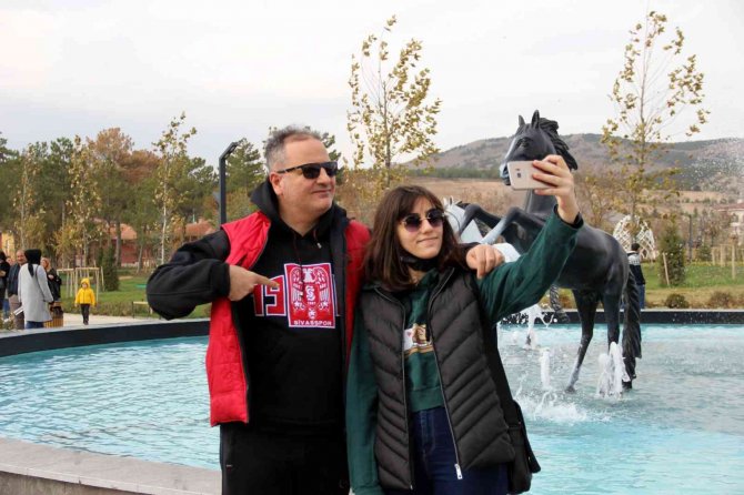 Tarihi Haraların Olduğu Alandaki Park Açılışı Yapılmadan Doldu Taştı