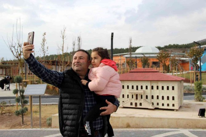 Tarihi Haraların Olduğu Alandaki Park Açılışı Yapılmadan Doldu Taştı