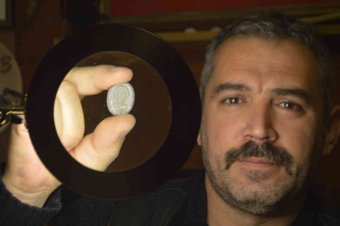 Çakıl Taşlarını, Hayvan Boynuzlarını Ve Derilerini Sanat Eserine Dönüştürüyor