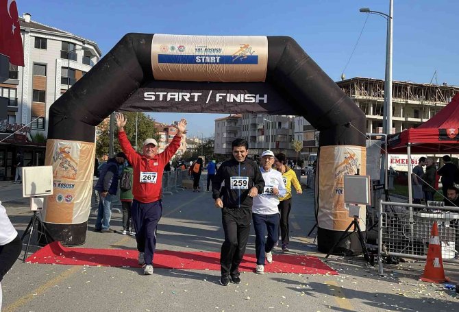 Çaycuma, ’Koşabiliyorken Koş’ Dedi; 15 Km Zorlu Parkurda Yarıştı