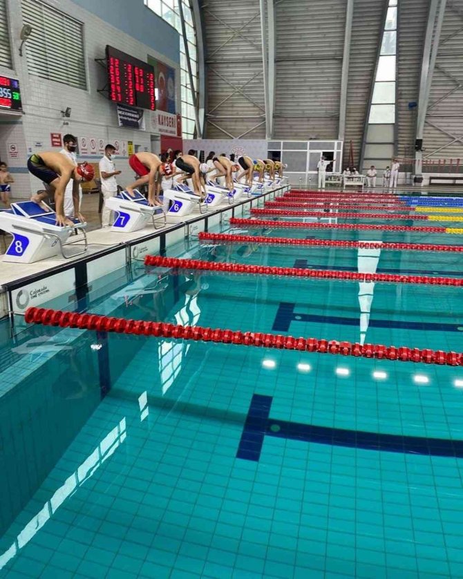 Yüzme Müsabakalarına Spor A.ş. Damgası