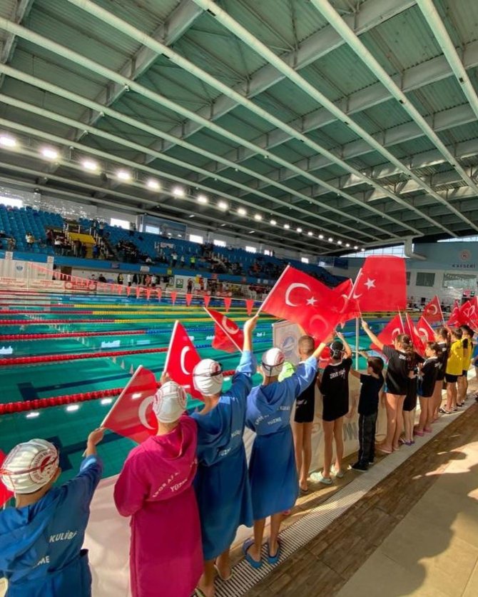 Yüzme Müsabakalarına Spor A.ş. Damgası