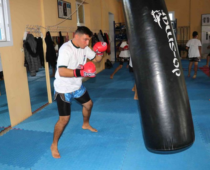 Muaythai Sporuyla Hayata Tutunan Çocuklardan Muhteşem Başarı