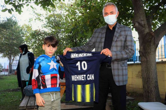 Trabzonsporlu Başkandan, Fenerbahçeli Mehmet Can’a ’Forma’ Hediyesi