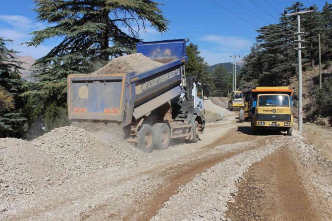 Kumluca Kuzca Yolunda Asfalt Çalışması