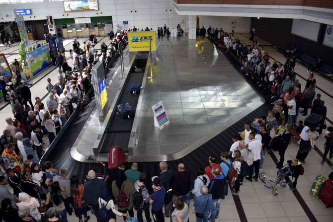 Antalya’ya Son 1 Ayda Havayolu İle 1 Milyon 545 Bin Turist Geldi