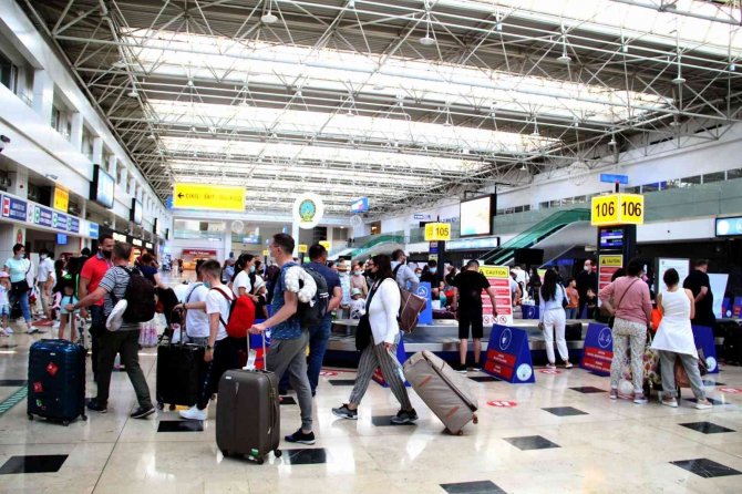 Antalya’ya Son 1 Ayda Havayolu İle 1 Milyon 545 Bin Turist Geldi