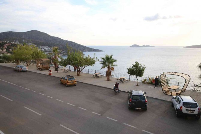 Kaş’a Yeni Kent Mobilyaları