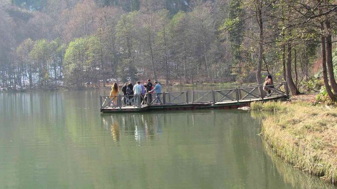 Güneşli Havayı Fırsat Bilen Vatandaşlar Karagöl’e Akın Etti
