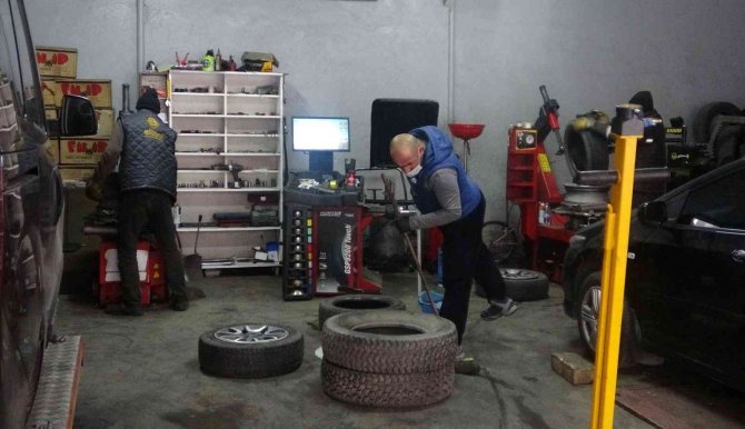 Bayburt’ta Araç Sahiplerinin Soğukla Mücadelesi Başladı