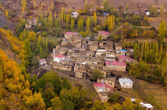 Hizan’ın Taş Evleri Sonbaharla Eşsiz Manzara Oluşturuyor