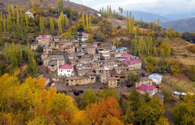 Hizan’ın Taş Evleri Sonbaharla Eşsiz Manzara Oluşturuyor