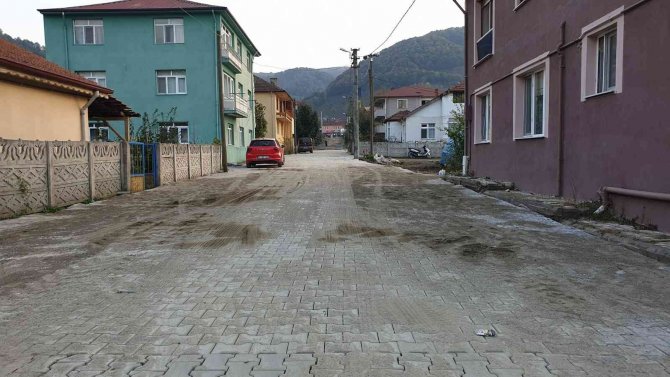Kaynaşlı’da Sokaklar Kilit Parke Taşıyla Düzenleniyor