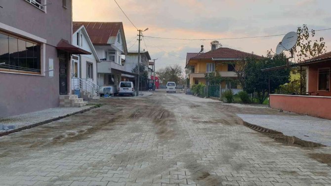 Kaynaşlı’da Sokaklar Kilit Parke Taşıyla Düzenleniyor