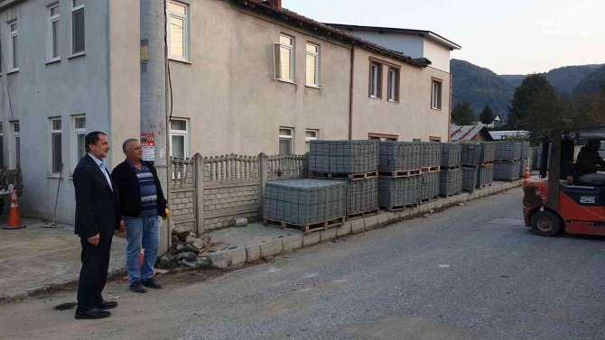 Kaynaşlı’da Sokaklar Kilit Parke Taşıyla Düzenleniyor