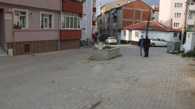 Yol Ortasında ’Sır Mezar’ Mahalleliyi İkiye Böldü