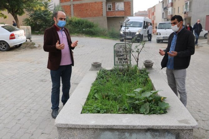 Yol Ortasında ’Sır Mezar’ Mahalleliyi İkiye Böldü
