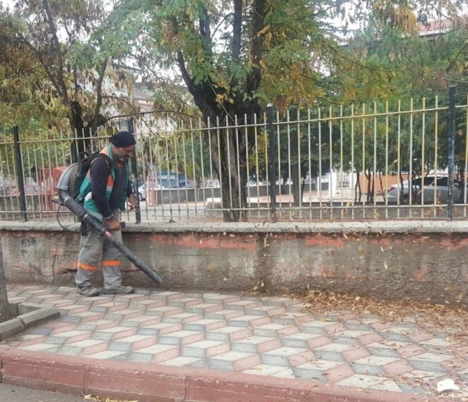 Belediye Ekiplerinden Yaprak Üfleme Makinesi İle Sonbahar Temizliği