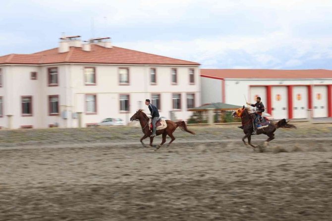 Erzincan’da Ata Sporu Cirit Yaşatılıyor