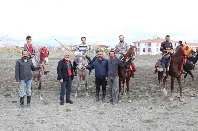 Erzincan’da Ata Sporu Cirit Yaşatılıyor