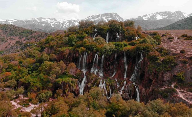 Girlevik Şelalesi Her Mevsim Ziyaretçilerini Ağırlıyor