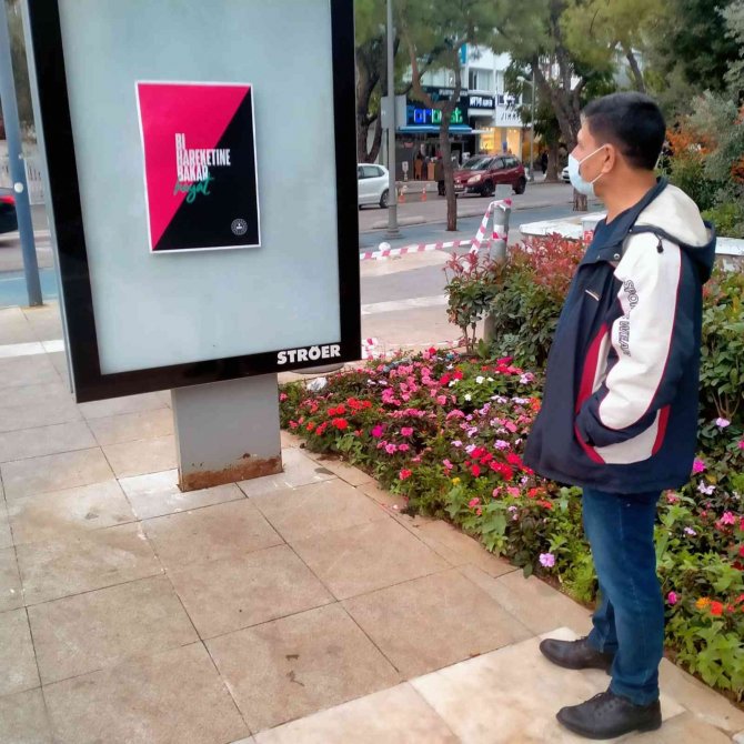 Sloganı Gören Dönüp Bir Daha Baktı