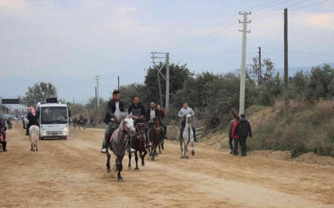 İ̇zmir’de Geleneksel Rahvan At Yarışları Yapıldı