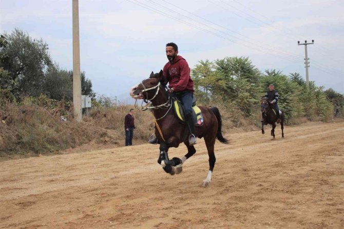 İ̇zmir’de Geleneksel Rahvan At Yarışları Yapıldı
