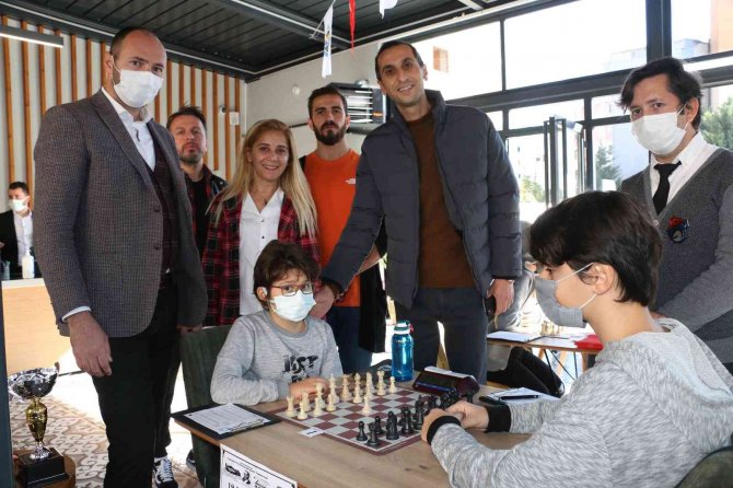 Kartal Belediyesi Cumhuriyet Kupası Satranç Turnuvası’nda Hamleler Yarıştı